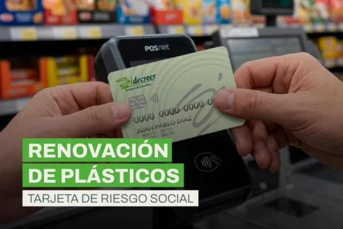 comienza-operativo-renovacion-tarjetas-riesgo-social-entre-rios Persona sosteniendo una Tarjeta de Riesgo Social y un DNI, fondo de oficina de atención
