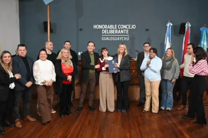 Sesión del Concejo Deliberante de Gualeguaychú con reconocimiento a proyectos