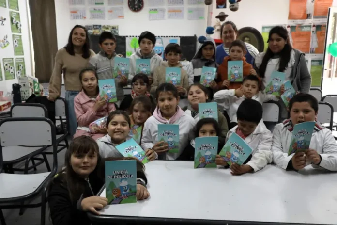Estudiantes y docentes en una sala de cine improvisada en la Escuela N° 39 de Las Masitas, Entre Ríos