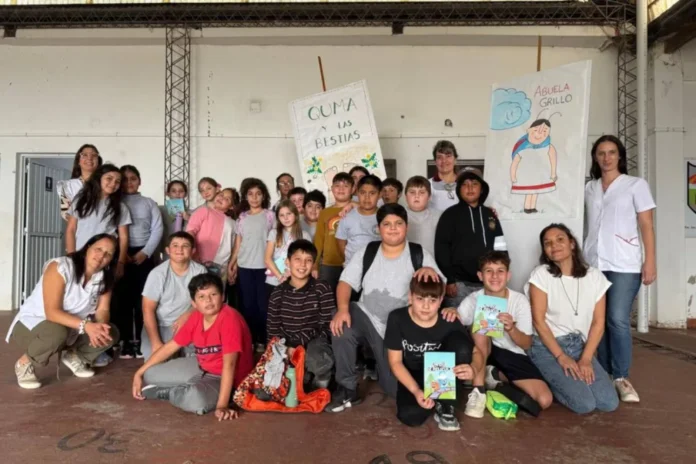 Estudiantes de escuelas rurales disfrutando de una proyección de cortos animados en el marco del programa Un día de película