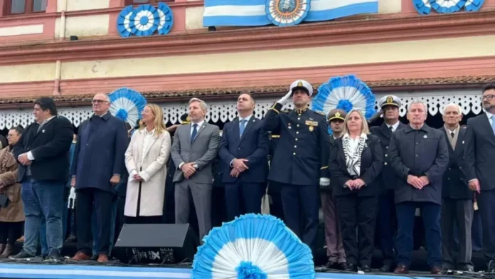 Intendente Mauricio Davico hablando en el acto del 25 de Mayo en Gualeguaychú