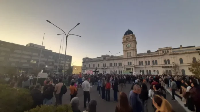ejes-reclamo-defensa-educacion-publica-universidades-entre-rios Multitud marchando en defensa de la educación pública en Paraná, Entre Ríos