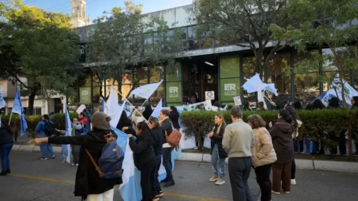 Enfermeros movilizándose frente al Ministerio de Salud con carteles de reclamo
