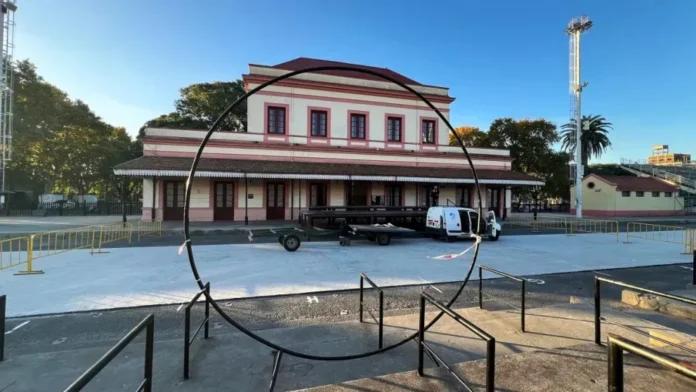 Montaje de escenario y torres de sonido en el Corsódromo de Gualeguaychú