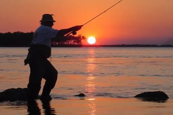 Pescadores artesanales en el Río Uruguay con redes y botes