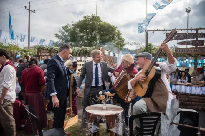 Festejos del 25 de Mayo en Gualeguaychú con desfile cívico-militar y parejas de baile