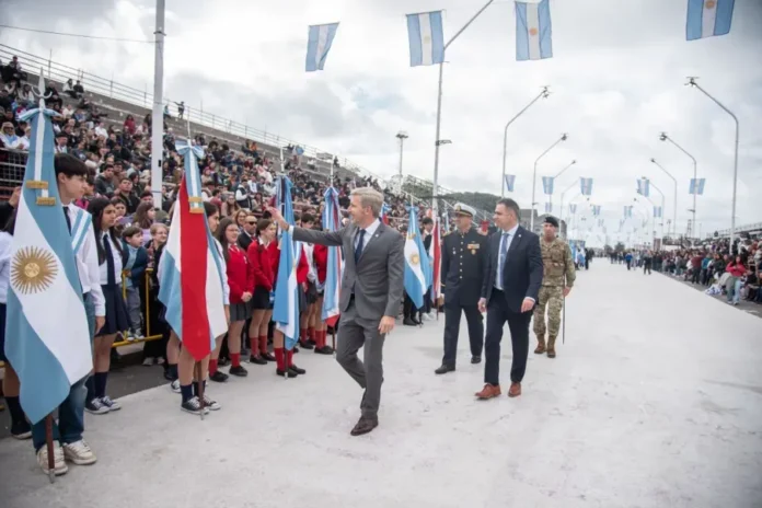 Gobernador Rogelio Frigerio saludando en el 25 de Mayo