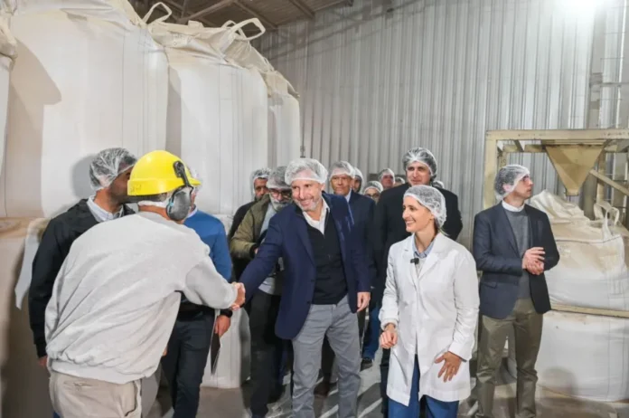 Gobernador Rogelio Frigerio junto a autoridades y empresarios en la entrega de beneficios RINI en La Paz