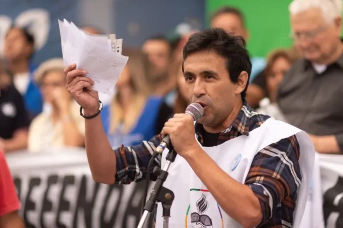 Docentes en asamblea frente a la sede de Agmer en Paraná