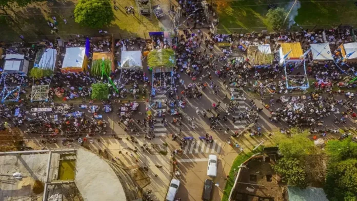 Desfile de agrupaciones tradicionalistas en el Corsódromo de Gualeguaychú durante la Fiesta del 25 de Mayo