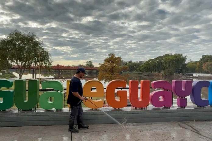 Operarios realizan hidrolavado de la Costanera de Gualeguaychú tras el show de La Renga