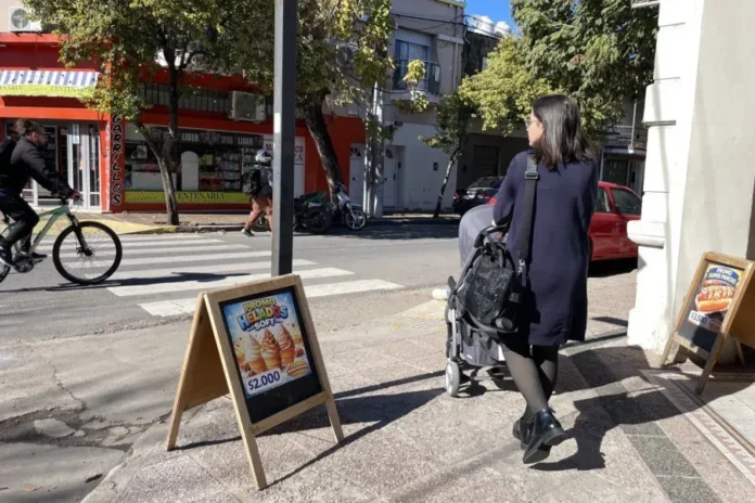 Inspectores municipales revisan carteles de comercios en veredas de Gualeguaychú