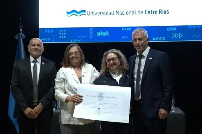 juan-manuel-arbelo-y-maria-carla-mantaras-asumieron-como-rector-y-vicerrectora-de-la-uner Autoridades de la UNER durante el acto de asunción en Concepción del Uruguay