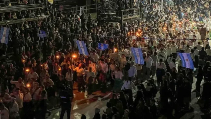 la-ciudad-celebro-el-25-aniversario-de-la-gran-fiesta-del-25-de-mayo Multitud en el corsódromo durante la Gran Fiesta del 25 de Mayo en Entre Ríos