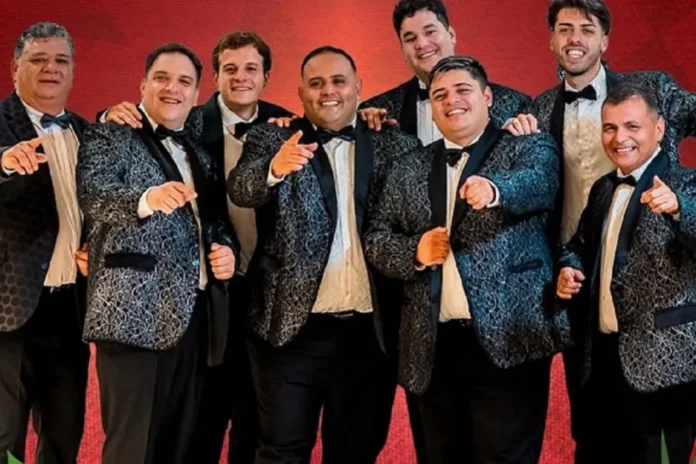 Los Palmeras en escenario durante un recital