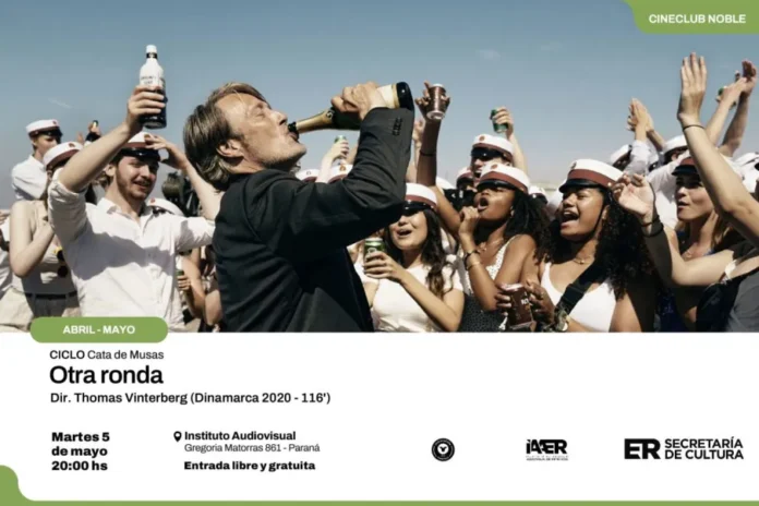 martes-proyectaran-otra-ronda-cineclub Afiche de la película Otra ronda con Mads Mikkelsen bailando