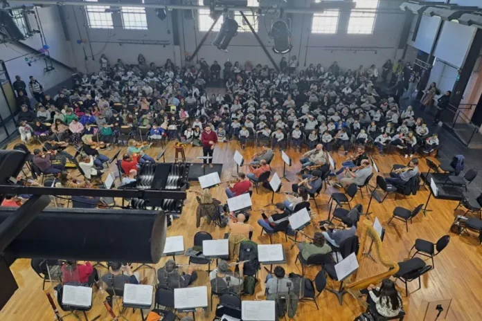 mas-de-350-chicos-participaron-del-debut-de-a-toda-orquesta-con-la-sinfonica-de-entre-rios Niños en un concierto de la Orquesta Sinfónica de Entre Ríos durante el programa A Toda Orquesta