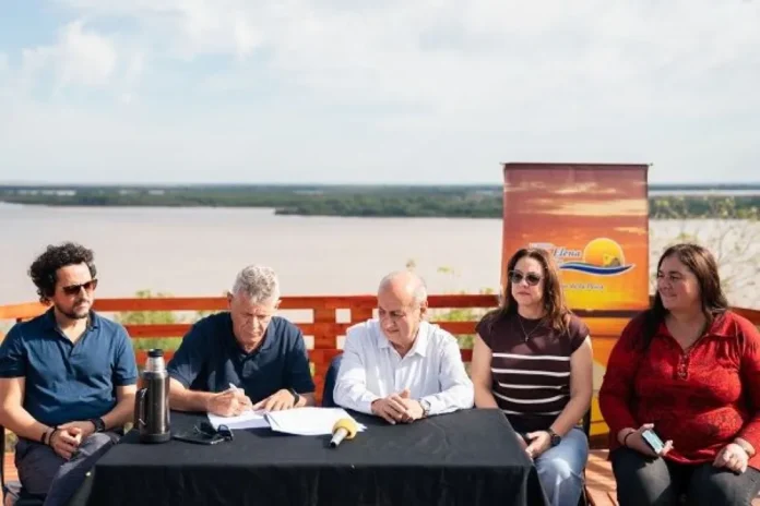 Firma de convenio entre el Ente Mixto de Turismo y autoridades de La Paz y Santa Elena