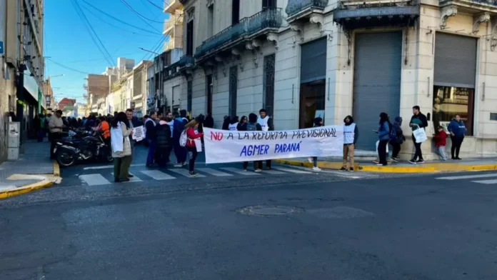 multisectorial-se-concentro-contra-la-reforma-previsional-en-la-caja-de-jubilaciones Asamblea de la Multisectorial en Defensa de la Caja de Jubilaciones en Paraná, Entre Ríos