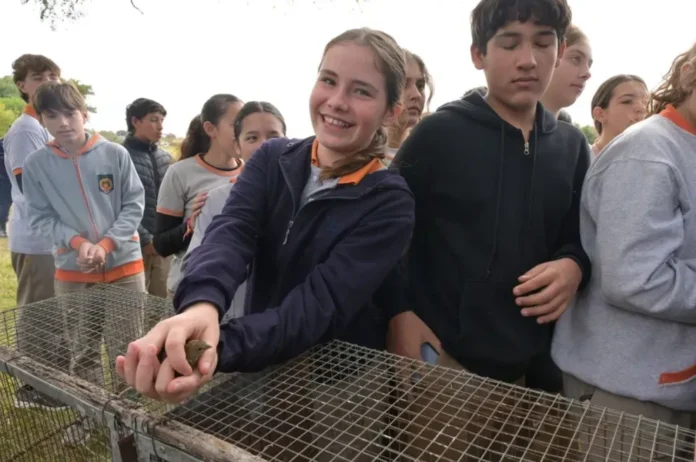 Liberación de 60 jilgueros en actividad con la Escuela Agrotécnica Pedro Campodónico en Entre Ríos