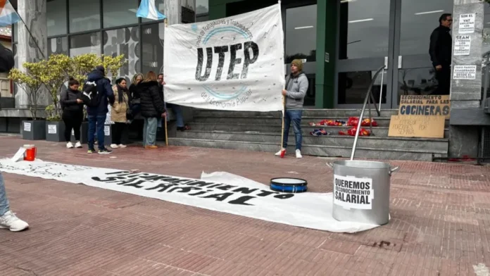 Concentración de organizaciones sociales frente al Ministerio de Desarrollo Humano en Paraná