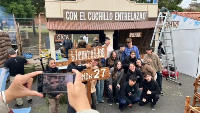 Estudiantes y padres armando una pulpería para el 25 de Mayo