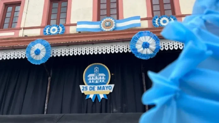 Vista del Parque de la Estación con banderas argentinas y escenario montado para la celebración del 25 de Mayo