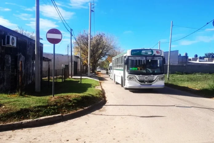 Señal de tránsito indicando sentido único en calle Perigan, Paraná