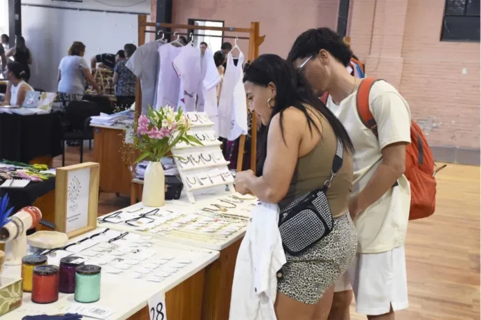 Jóvenes emprendedores en taller con herramientas