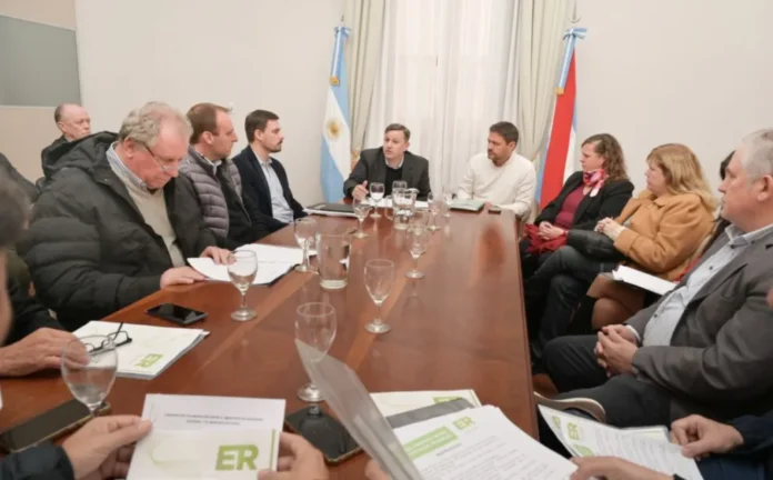 Reunión de autoridades provinciales y municipales para coordinar el programa de compactación de vehículos en Entre Ríos