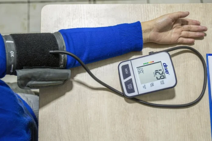 Toma de presión arterial en un consultorio médico