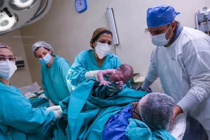 Médico y paciente gestante en consulta prenatal
