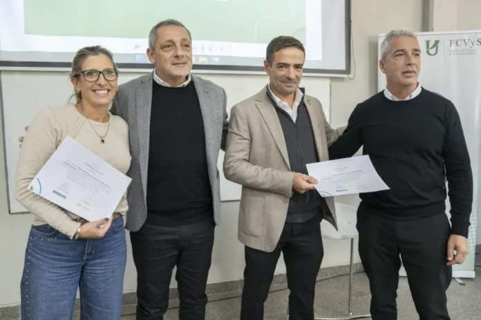 Entrega de certificados del Postítulo en Administración y Gestión Hospitalaria en la FCVyS de Uader