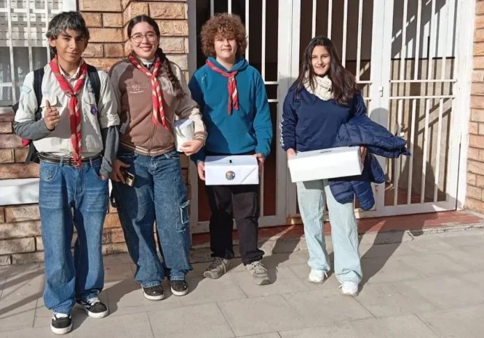 Jóvenes scouts recorriendo calles con alcancías durante la colecta solidaria en Gualeguaychú