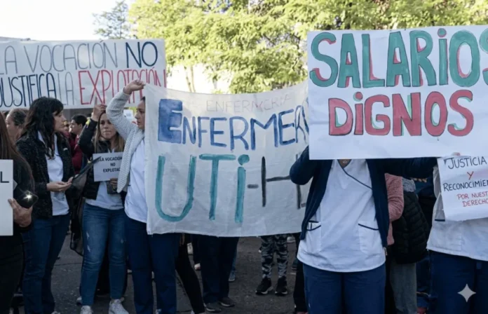 Trabajadores del Hospital San Martín de Paraná protestando en las calles