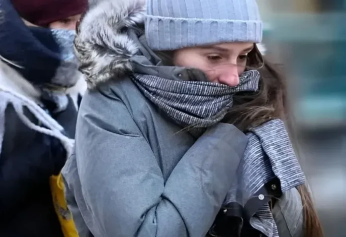 Termómetro marcando 13 grados en un día nublado en Entre Ríos