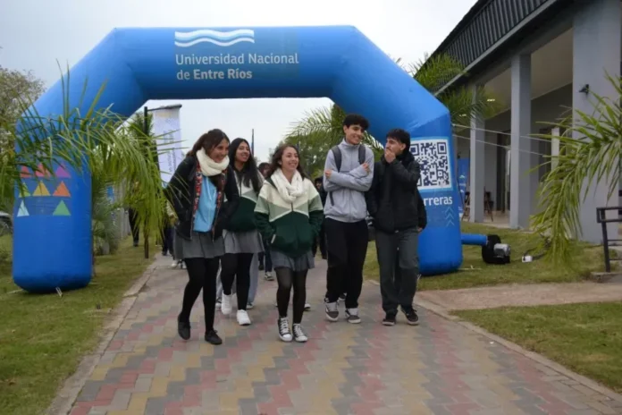 Cartel de Viví la UNER con el lema Explorá tu camino