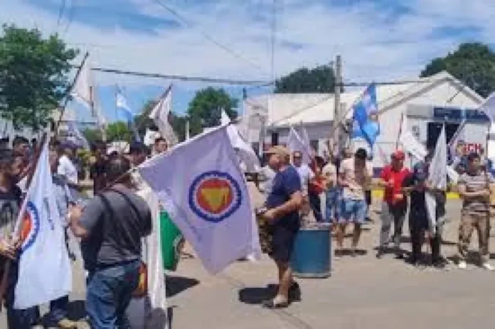 a-dos-anos-del-conflicto-en-fademi Trabajadores en acampe frente a la fábrica Fademi en Larroque