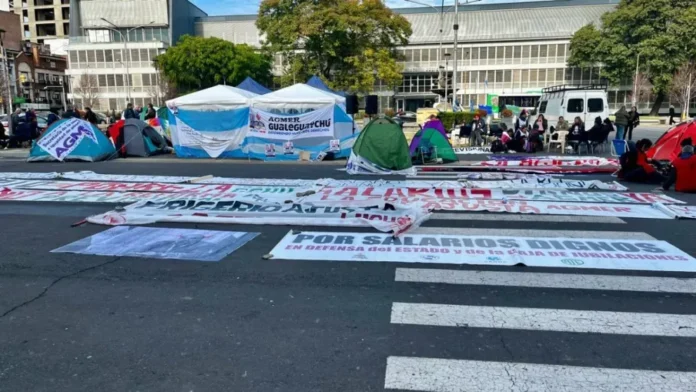 Acampe de Agmer frente a la Casa de Gobierno de Entre Ríos
