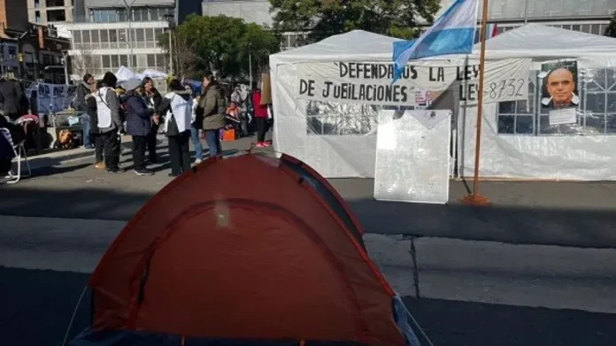 Acampe de Agmer frente a la Casa de Gobierno en Paraná
