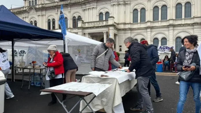 Campamento de Agmer frente a Casa de Gobierno en Paraná