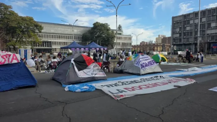 Acampe de Agmer frente a Casa de Gobierno en Paraná