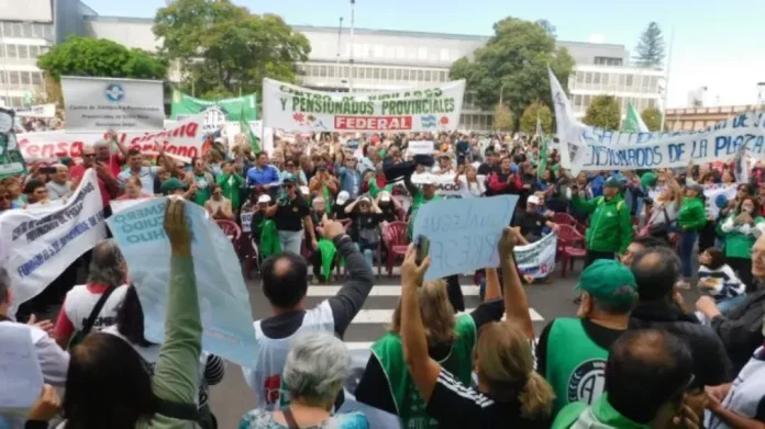 Concentración de trabajadores de ATE frente a la Casa de Gobierno en Paraná