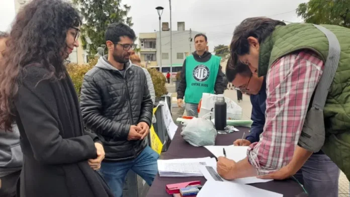 Recolección de firmas de ATE contra la reforma previsional en Paraná