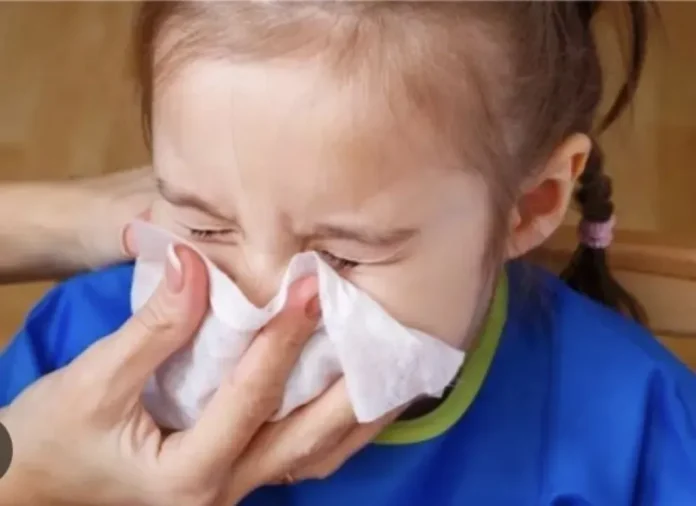 Médico revisa a un niño en un centro de salud de Entre Ríos