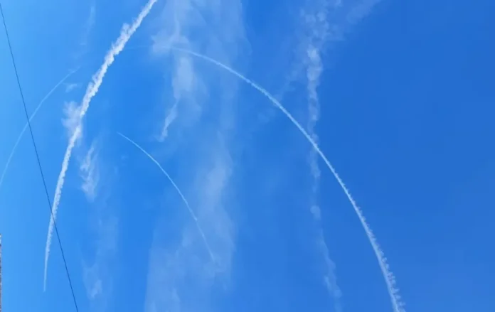 Aviones sobrevolando el cielo de Gualeguaychú con estelas blancas