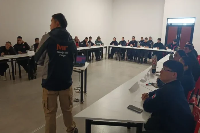bomberos-voluntarios-se-capacitaron-en-villa-elisa-curso-basico-combatiente-incendios-forestales Bomberos voluntarios durante la capacitación en Villa Elisa