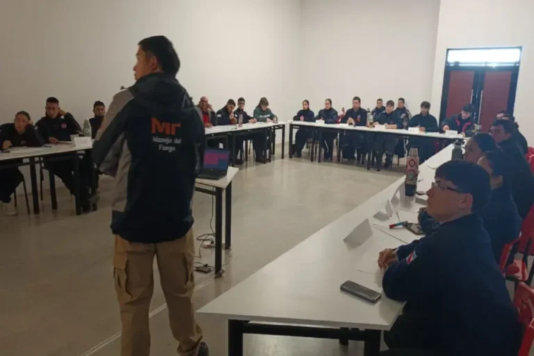 Bomberos voluntarios durante la capacitación en Villa Elisa