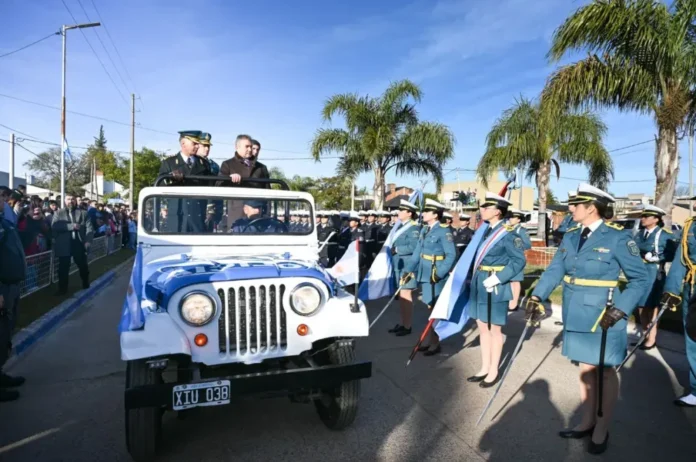 Cadetes y aspirantes de la Policía y el Servicio Penitenciario durante el juramento a la Bandera Argentina