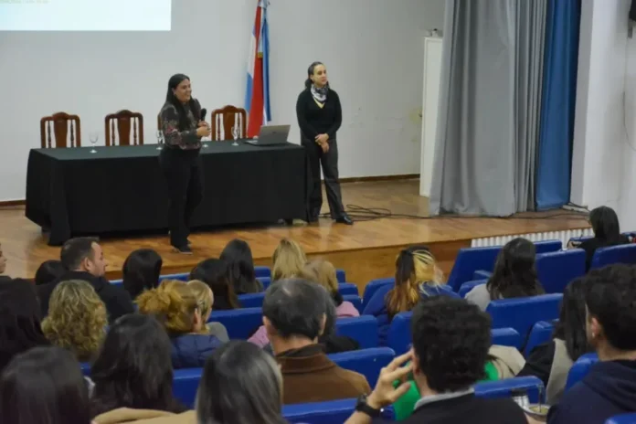 Agentes provinciales durante capacitación en prevención del suicidio